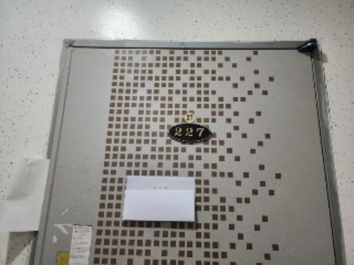 227호 세대 출입문(안내문 부착)