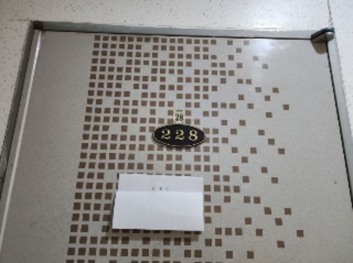 228호 세대 출입문(안내문 부착)