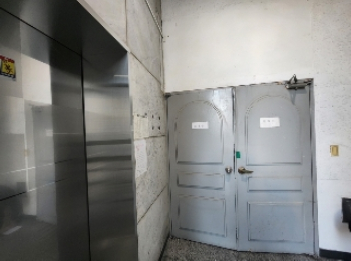 엘리베이터 및 2층 공동 출입구