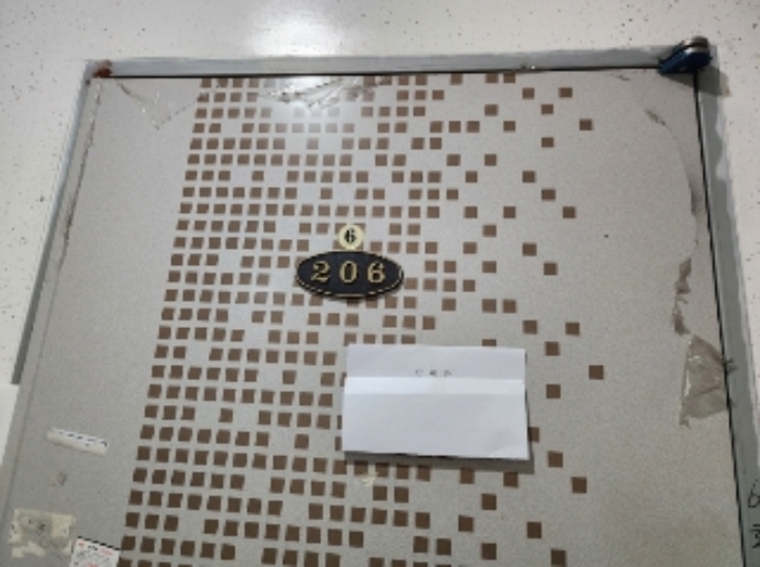 206호 세대 출입문(안내문 부착)