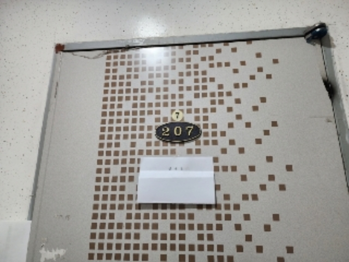 207호 세대 출입문(안내문 부착)