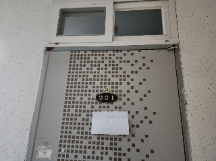 221호 세대 출입문(안내문 부착)