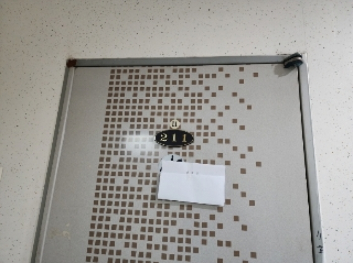 211호 세대 출입문(안내문 부착)