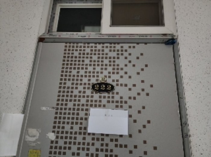 222호 세대 출입문(안내문 부착)
