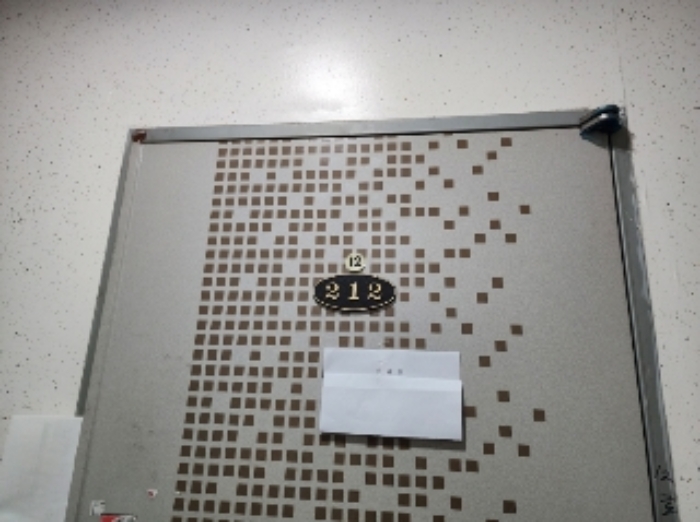 212호 세대 출입문(안내문 부착)