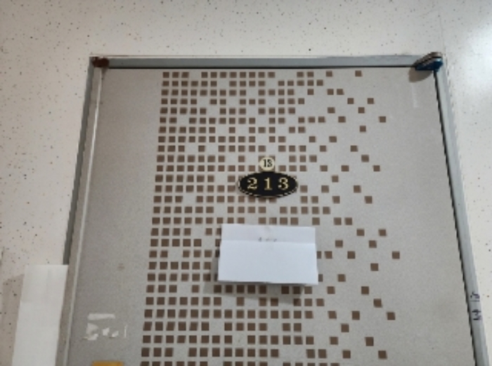 213호 세대 출입문(안내문 부착)