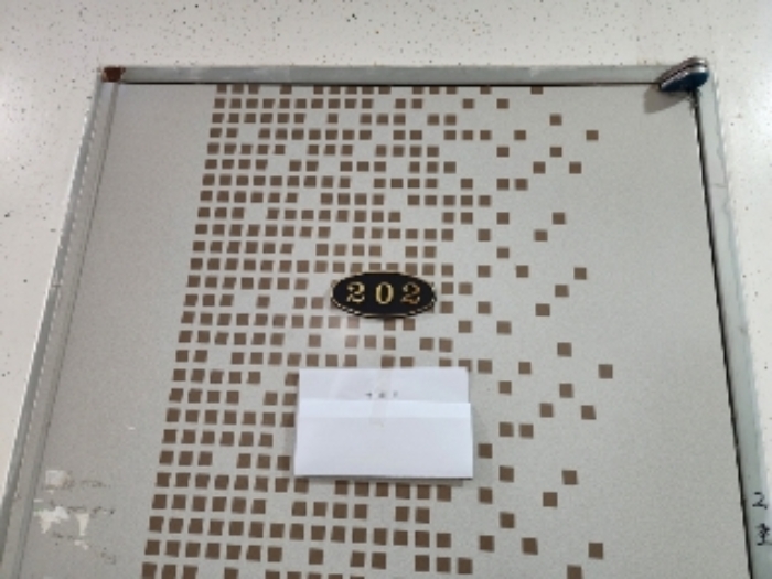 202호 세대 출입문(안내문 부착)