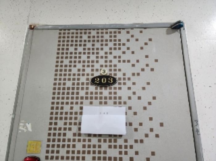 203호 세대 출입문(안내문 부착)