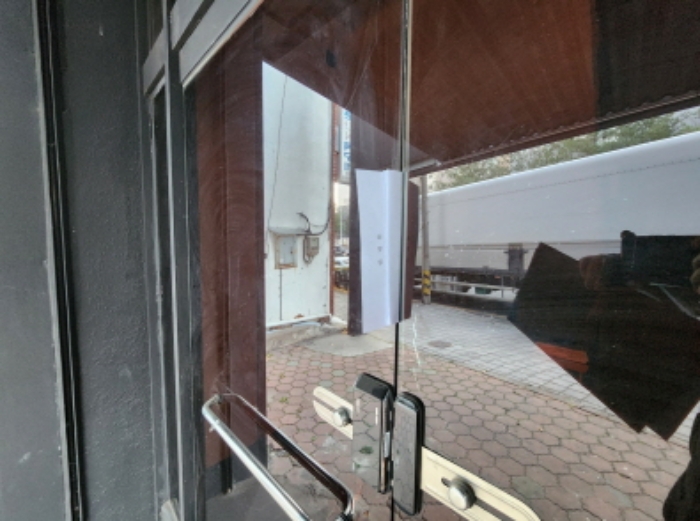 출입구 안내문 부착2