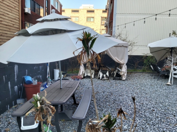 본건 전경(후면 파라솔 등)
