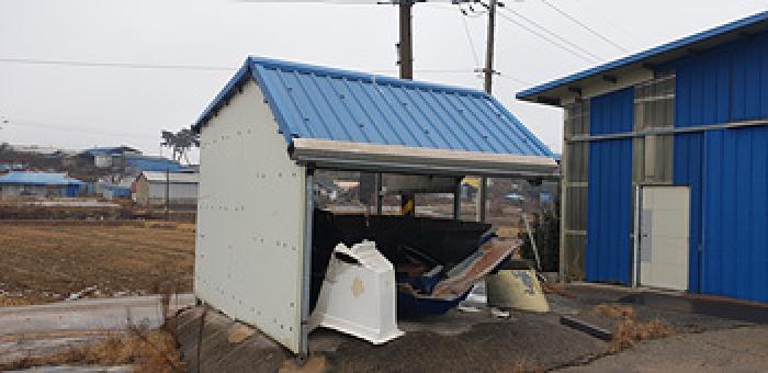 본 부동산 서쪽 지상 제시외 가림시설 1동 모습