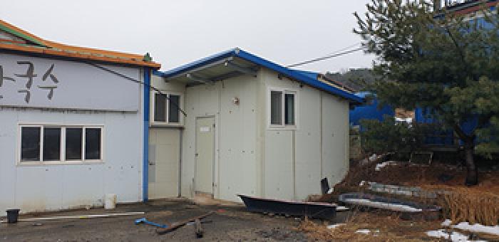 본 부동산 북쪽 지상 건물 동측 제시외 증축부분 모습