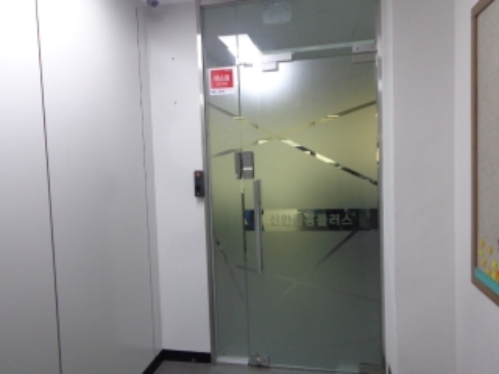 [목록 2] 지상 3층 서쪽에 있는 `신한금융플러스`로 표시된 호실의 출입문 모습