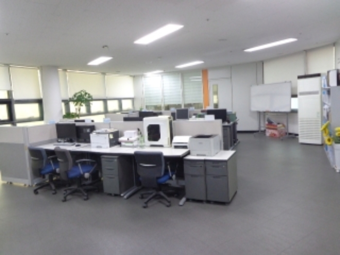 [목록 2] 지상 3층 서쪽에 있는 `신한금융플러스`로 표시된 호실의 내부 모습