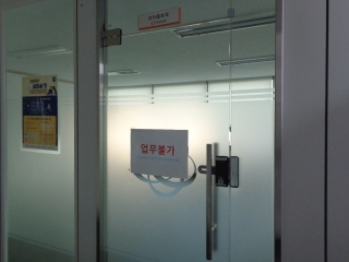 [목록 2] 지상 3층 중앙 부분에 있는 호실의 출입문 모습