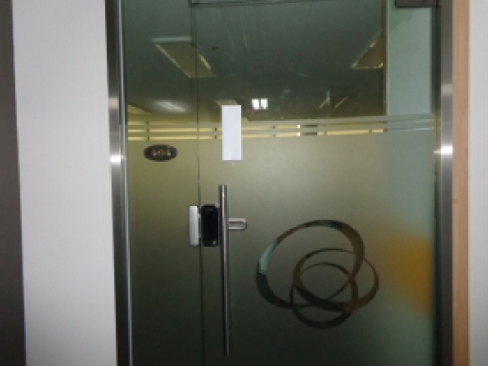 [목록 2] 지상 4층 404호 출입문 모습
