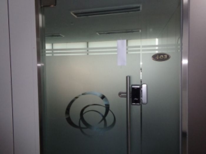 [목록 2] 지상 4층 403호 출입문 모습