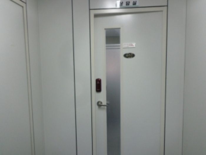 [목록 2] 지상 4층 402호 출입문 모습