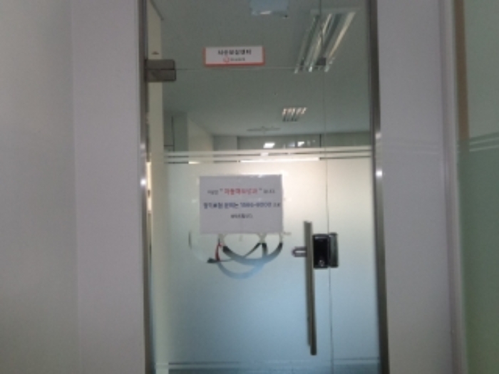 [목록 2] 지상 3층 동쪽에 있는 호실의 출입문 모습