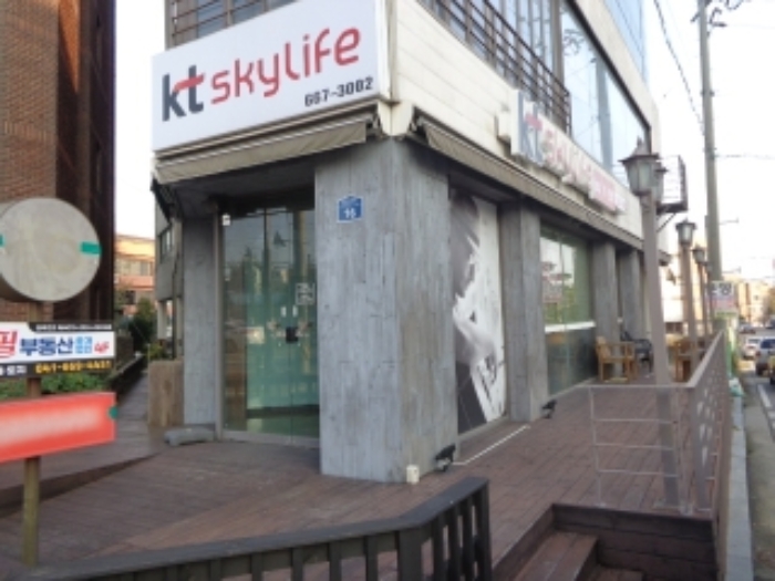[목록 2] 지상 1층에 있는 `KT sky life` 매장으로 표시된호실 출입문 주변의 모습