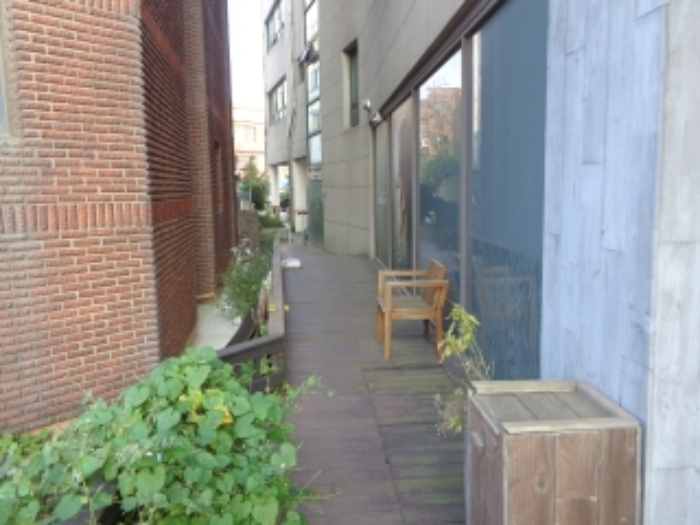 [목록 2] 지상 1층에 있는 `KT sky life` 매장으로 표시된호실 주변의 모습