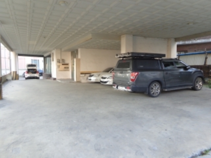 [목록 2] 지상 1층에 있는 주차장의 모습