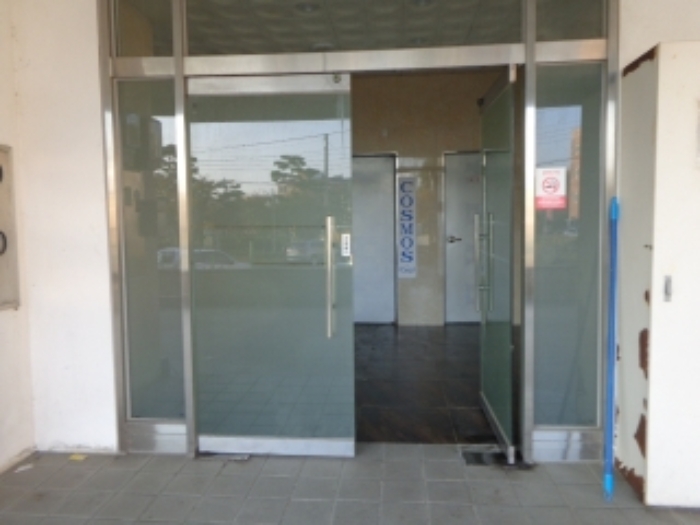 [목록 2] 지상 1층에 건물 내부로 올라가는 출입문 모습