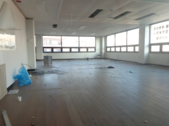 [목록 2] 지상 2층에 있는 `신한금융플러스`로 표시된 호실의 내부 모습