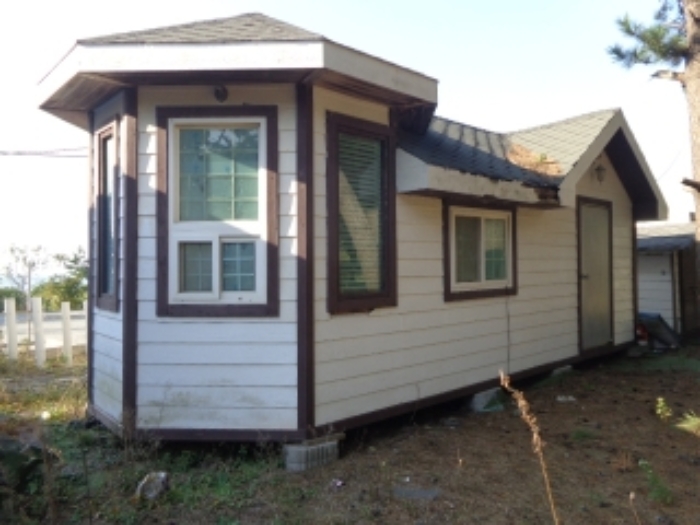 서쪽 가장자리 지상에 있는 이동식 제시외 건물의 모습