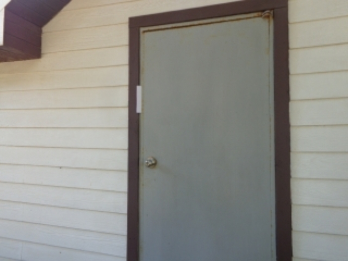 서쪽 가장자리 지상에 있는 이동식 제시외 건물의 출입문 모습