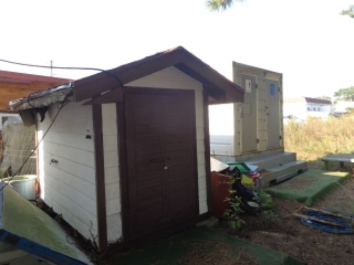 서쪽 가장자리 지상에 있는 이동식 제시외 건물의 모습