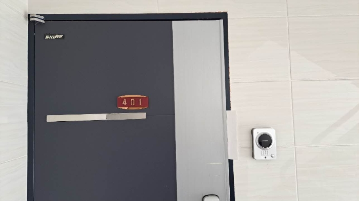 본건 401호 현관문