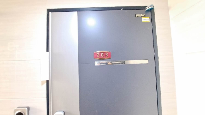 본건 303호 현관문