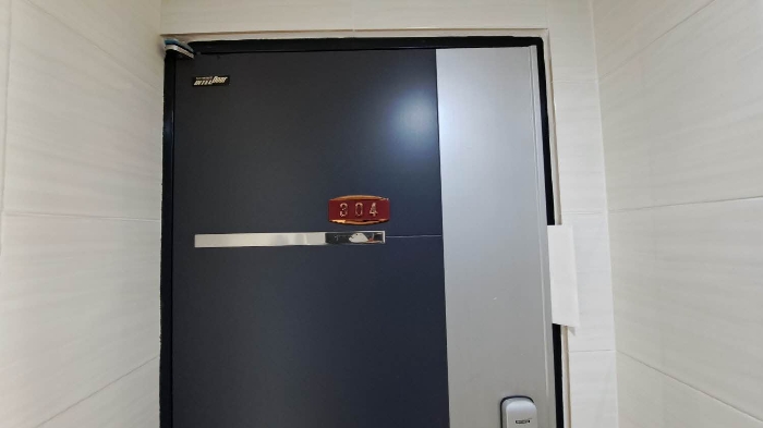 본건 304호 현관문