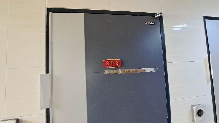 본건 302호 현관문