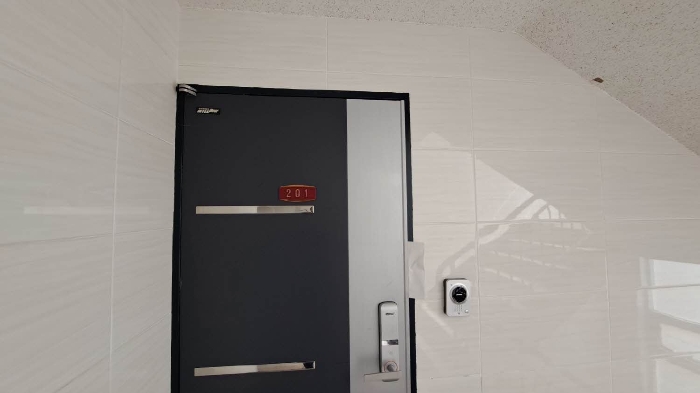 본건 201호 현관문