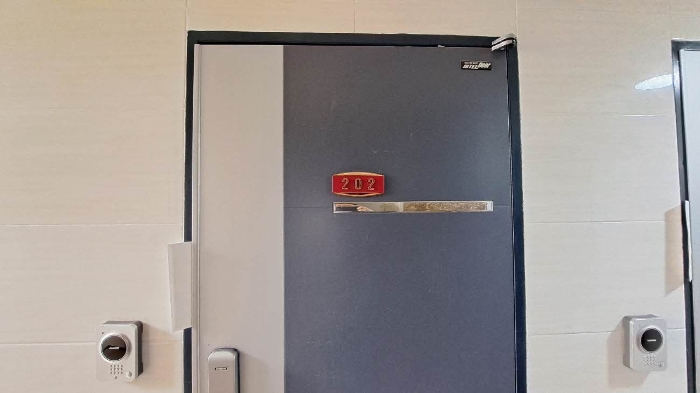 본건 202호 현관문