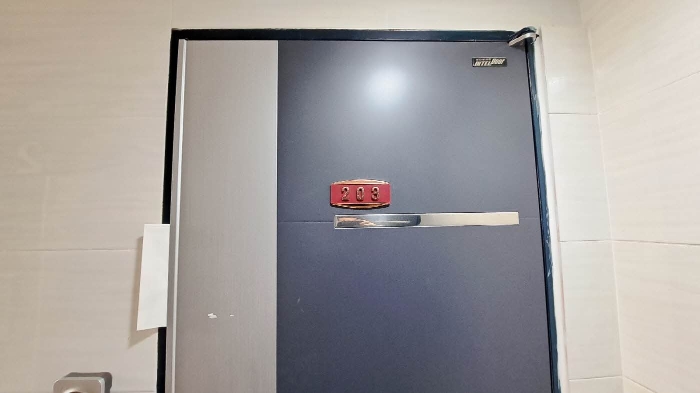 본건 203호 현관문
