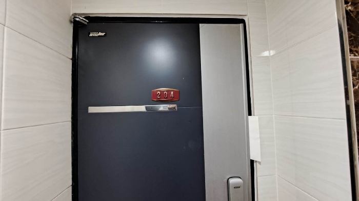 본건 204호 현관문