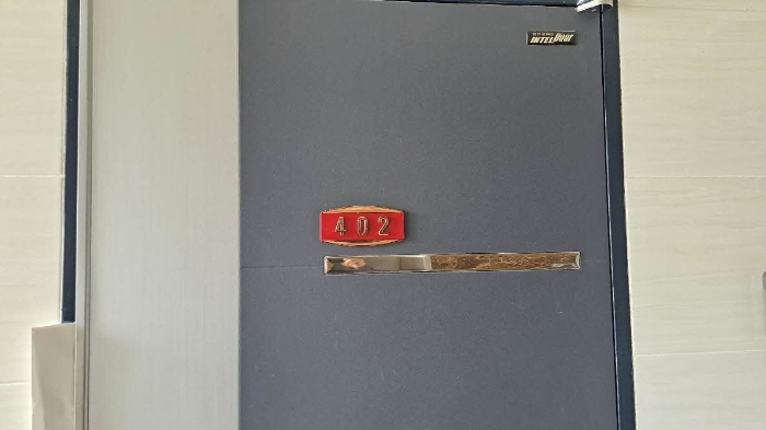 본건 402호 현관문