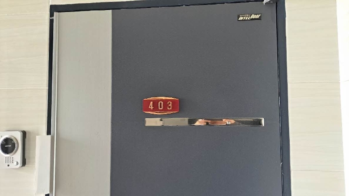 본건 403호 현관문