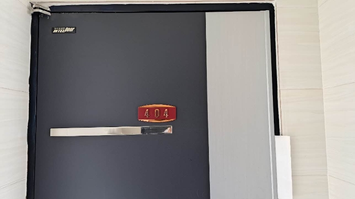 본건 404호 현관문