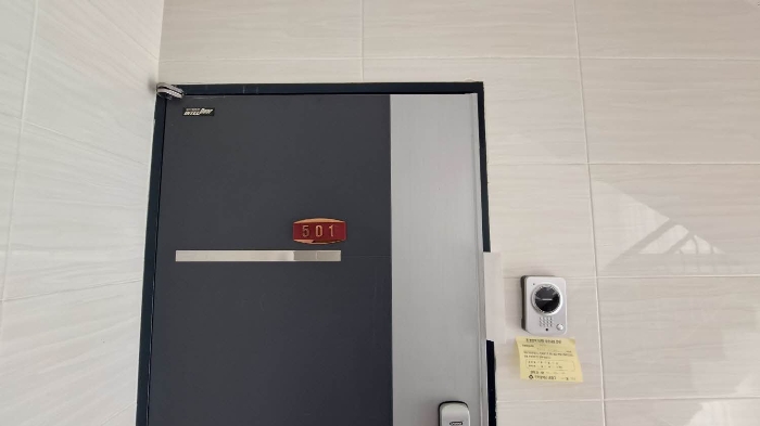 본건 501호 현관문