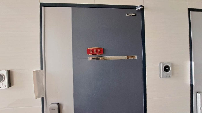 본건 502호 현관문