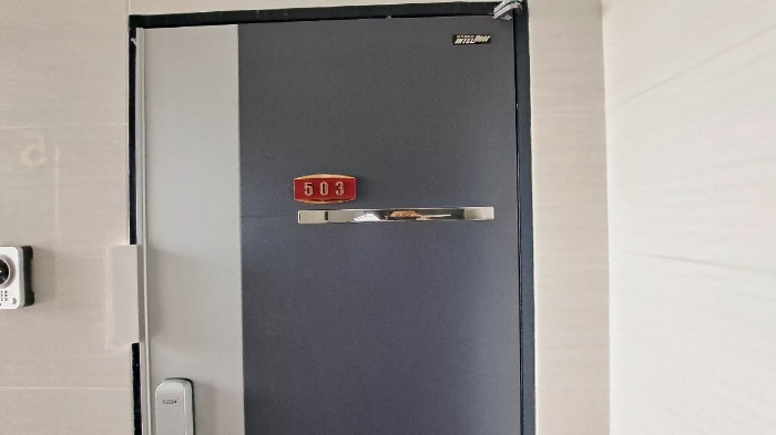 본건 503호 현관문