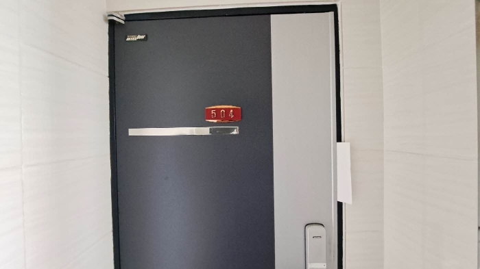 본건 504호 현관문