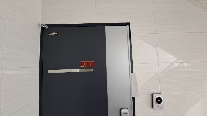 본건 301호 현관문