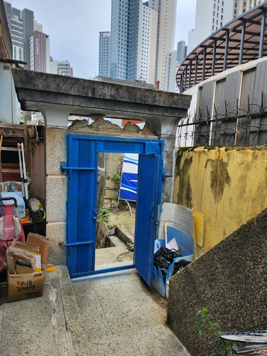 2층 출입대문 전경