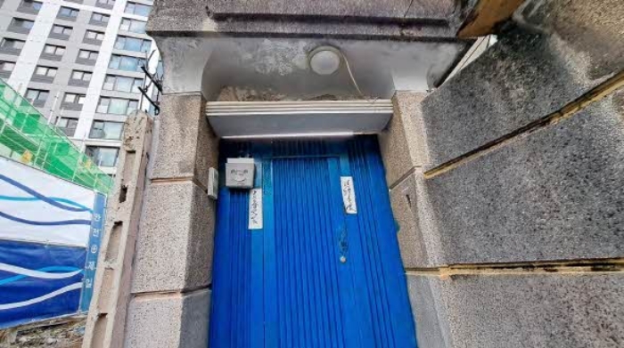 본건 2층 주택 출입문