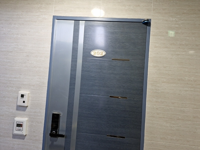 본건[2층 202호] 및 폐문부재